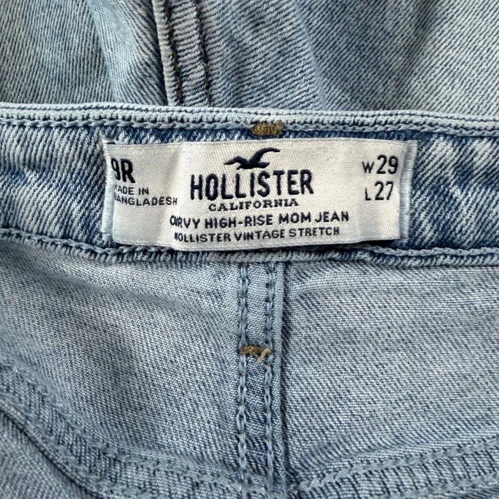 Hollister Curvy High Rise Mom Jeans Light Wash Distressed W29 L27 9R Stretch